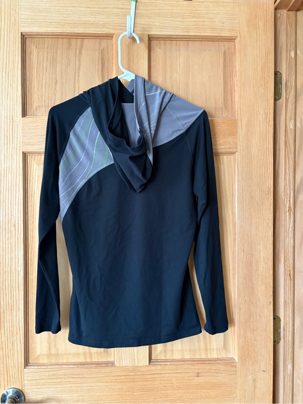 Mountain Hardwear Hoodie - Picture 2 of 3
